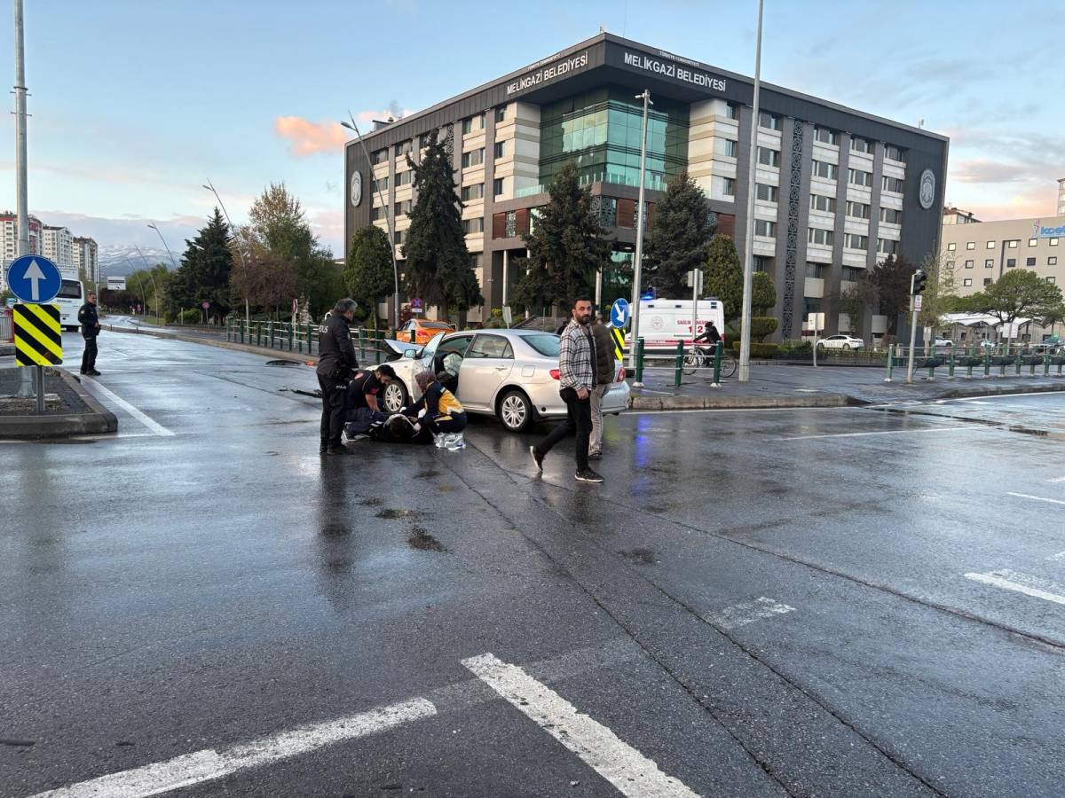 TİCARİ TAKSİYLE OTOMOBİL ÇARPIŞTI: 2 YARALI