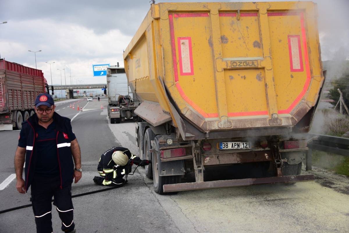 TIRIN LASTİKLERİNDE ÇIKAN YANGIN BÜYÜMEDEN SÖNDÜRÜLDÜ