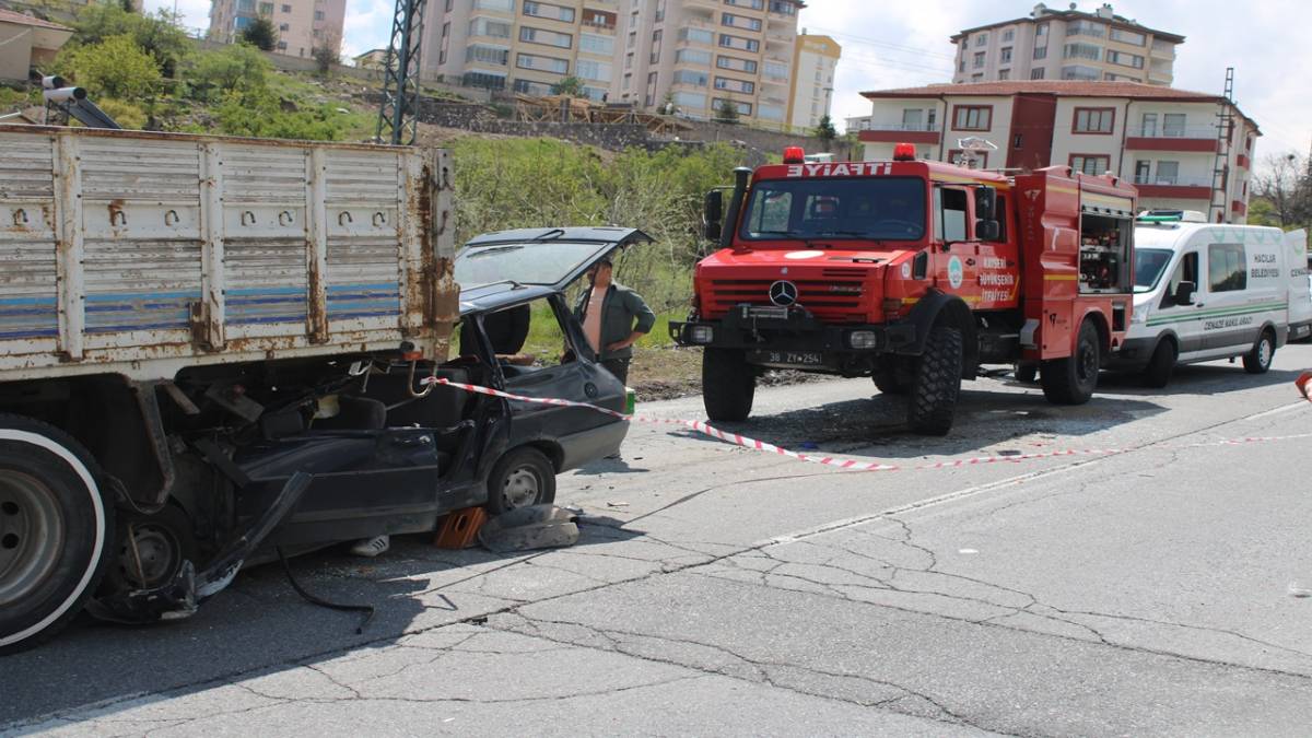 KAMYONUN ALTINA GİREN OTOMOBİLDEKİ ANNE ÖLDÜ, OĞLU AĞIR YARALANDI