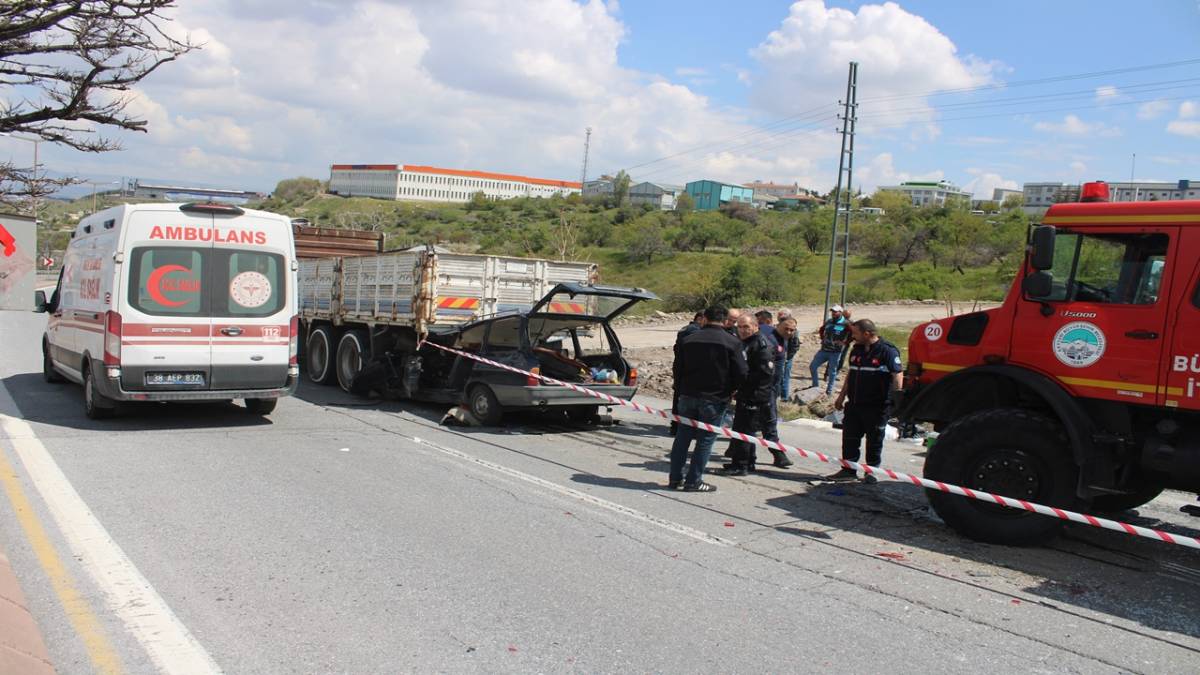 KAMYONUN ALTINA GİREN OTOMOBİLDEKİ ANNE ÖLDÜ, OĞLU AĞIR YARALANDI