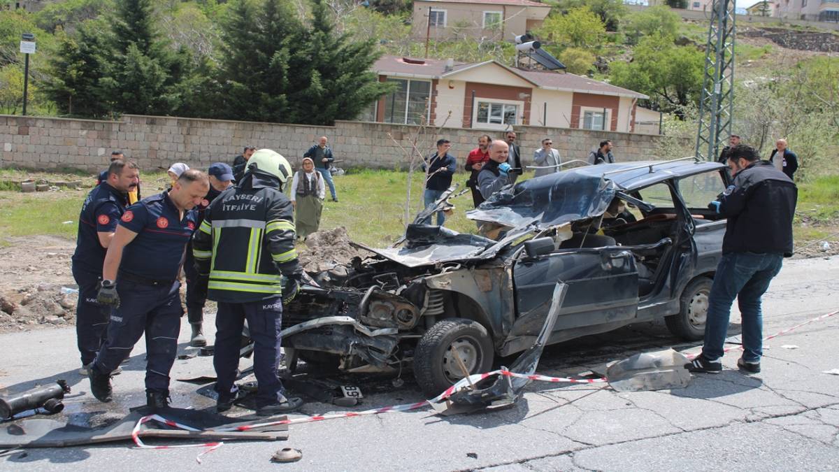 KAMYONUN ALTINA GİREN OTOMOBİLDEKİ ANNE ÖLDÜ, OĞLU AĞIR YARALANDI