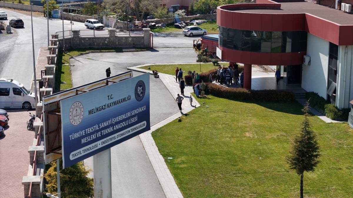 OKUL BAHÇESİ LAVANTA VE GÜLLERLE DONATILDI
