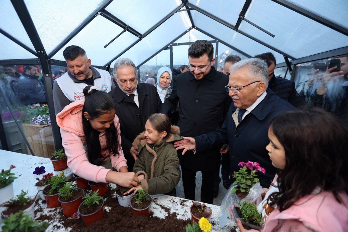 TALAS’TA ÇİÇEK ŞENLİĞİ COŞKUYLA BAŞLADI