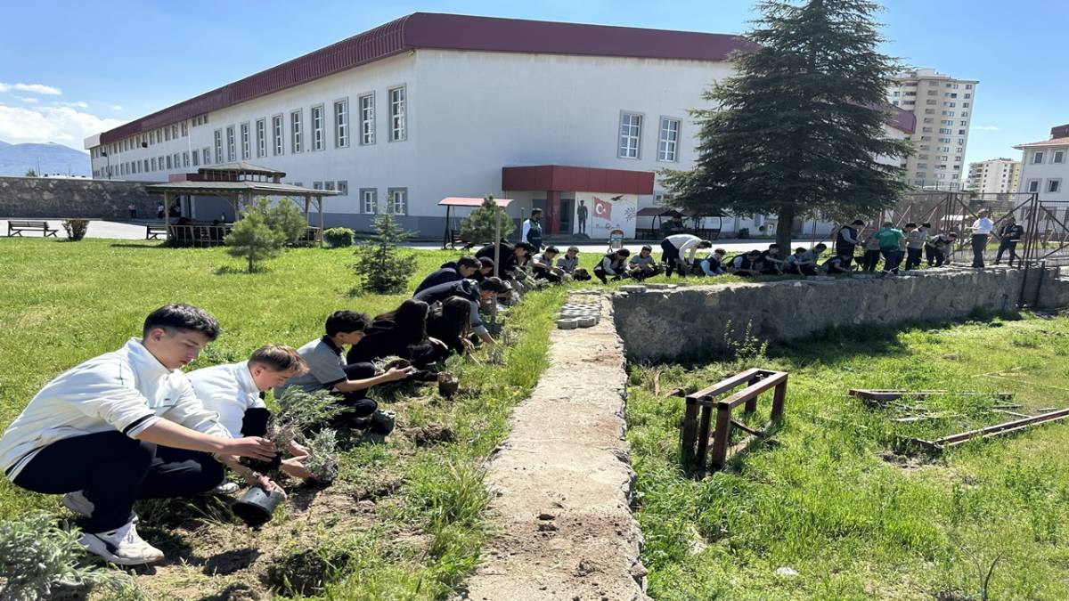 OKUL BAHÇESİ LAVANTA VE GÜLLERLE DONATILDI