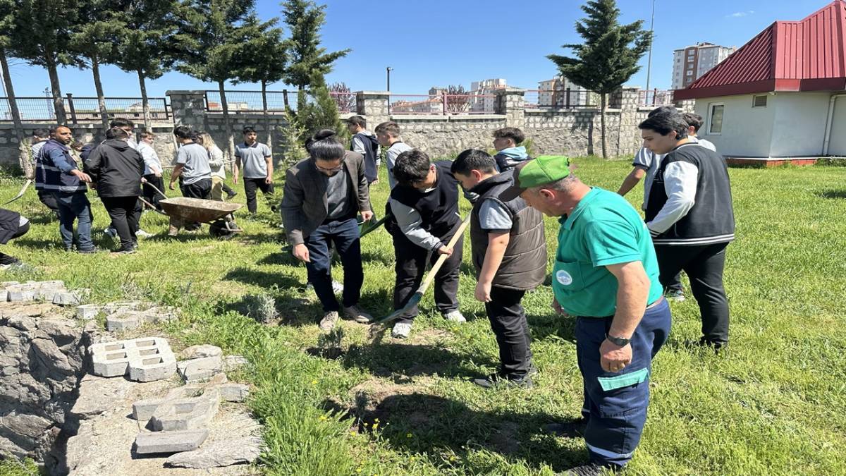 OKUL BAHÇESİ LAVANTA VE GÜLLERLE DONATILDI